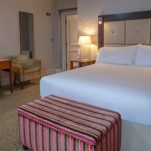 <p>FEATURE DOUBLE</p>