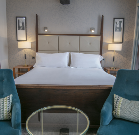 FEATURE KING ROOM