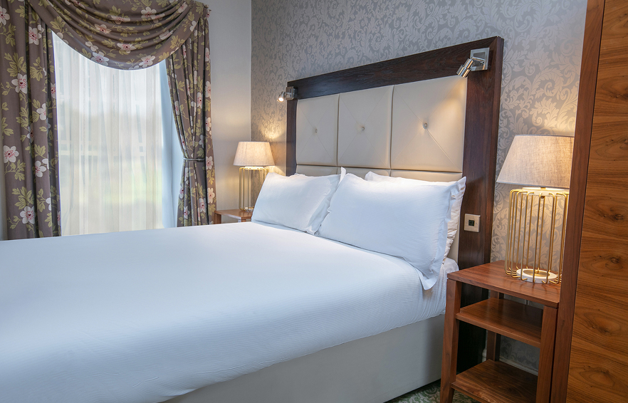 Carousel Desktop Feature Family 3